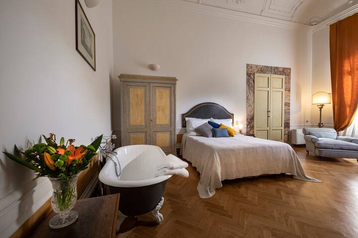 Gorgeous Florentine apartment gallery image 3