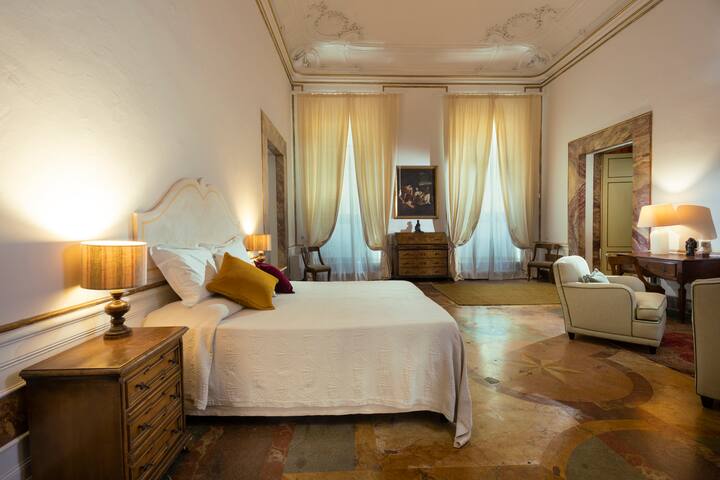 Gorgeous Florentine apartment gallery image 4