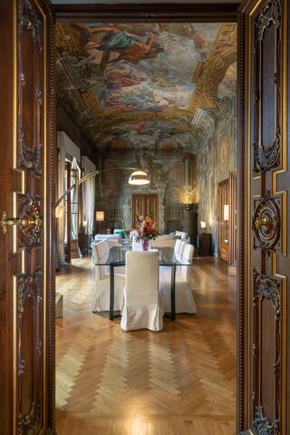 Gorgeous Florentine apartment gallery image 2