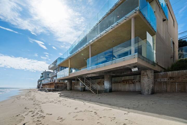 Beachfront – Modern w/ Hi-Ceilings & Sandy Beach gallery image 3
