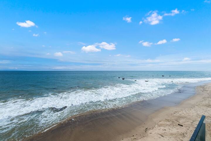 Beachfront – Modern w/ Hi-Ceilings & Sandy Beach gallery image 4