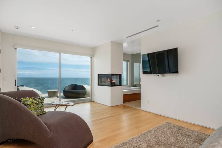 Beachfront – Modern w/ Hi-Ceilings & Sandy Beach gallery image 5