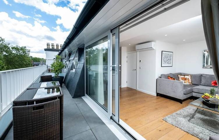 Stylist 2 bedroom Penthouse in South Kensington. gallery image 4