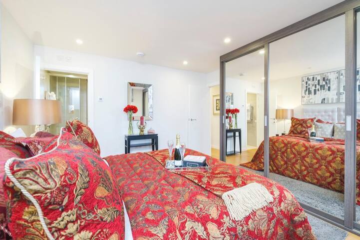 Stylist 2 bedroom Penthouse in South Kensington. gallery image 2