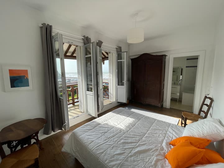 Chambre parentale 1er étage
Lit 2 places (160 x 200) avec salle de bain privative (baignoire douche)
Vue sur mer 
Balcon
