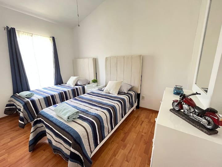 Спалня с 2 единични легла