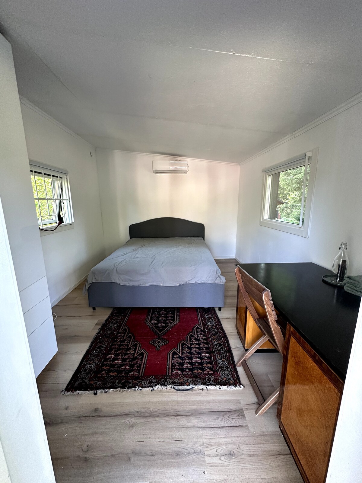 Гостинската куќа.
Работно биро, гардероба и двоен кревет.
Wifi мрежата функционира добро тука.