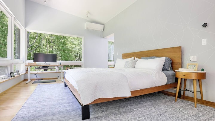 La superbe suite Master Bedroom est située en privé avec une baignoire Duravit profonde, un placard gigantesque et des fenêtres surdimensionnées pour admirer les saisons remarquables.  Un bureau électronique et un grand écran incurvé sont là, devrait passer un appel de travail !
