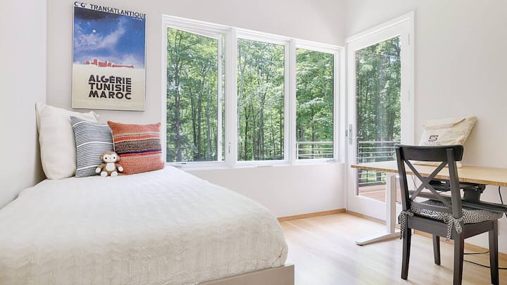 Chambre à coucher avec une touche spéciale avec une touche spéciale pour les enfants et un bureau électronique qui peut être utilisée comme un bureau privé séparé.  Quelle vue !
