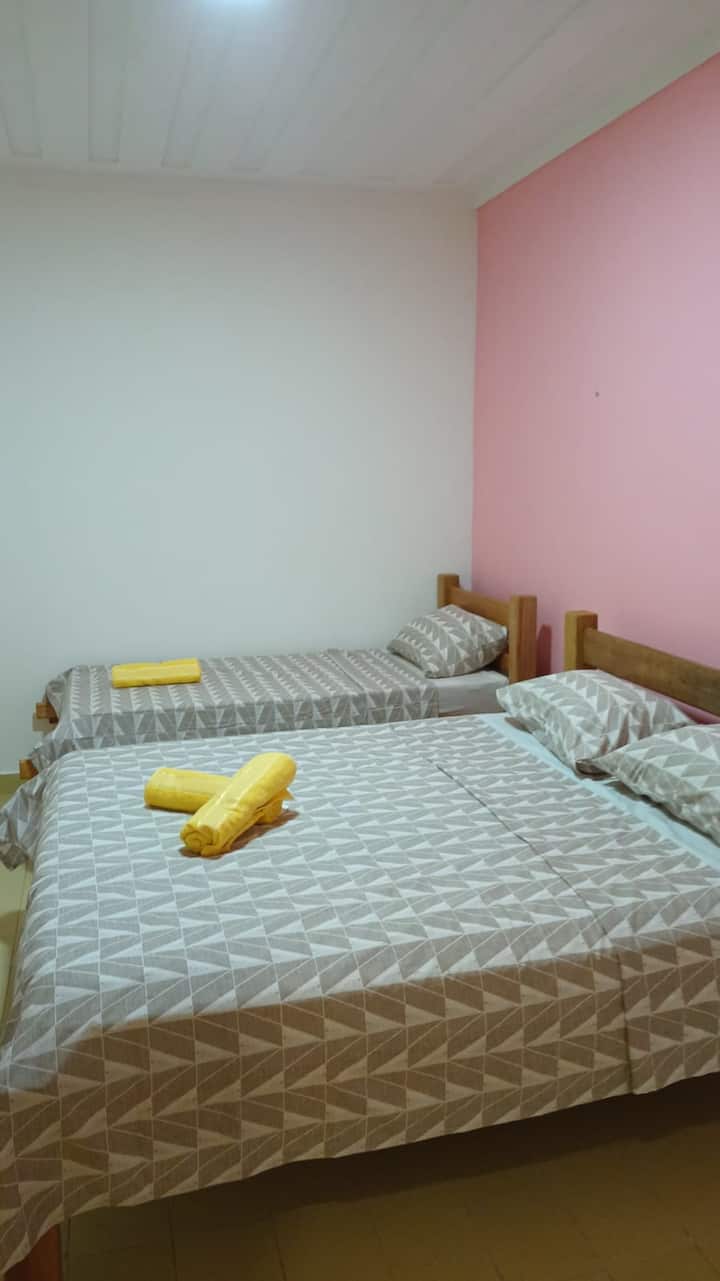Pink Suite na 1 Queen Bed na 1 Single Bed