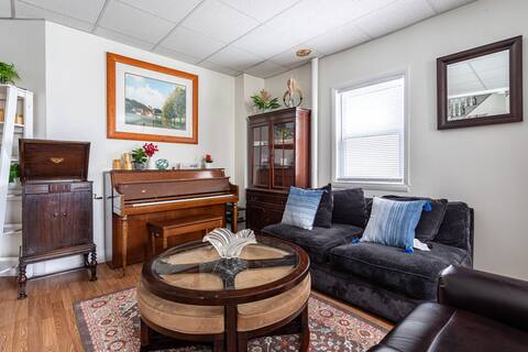 Deluxe 4BR/2BA Apartment - Near NYC and Airports!