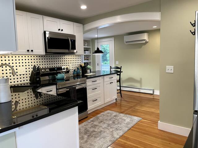 Charming Cottage in Jamestown gallery image 5