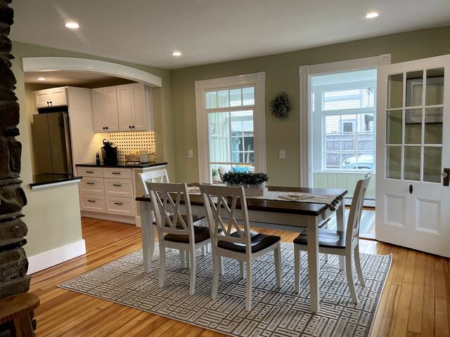 Charming Cottage in Jamestown gallery image 3