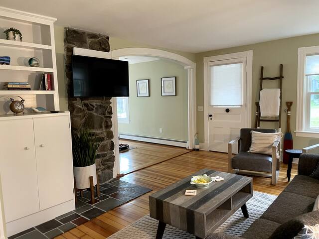 Charming Cottage in Jamestown gallery image 4