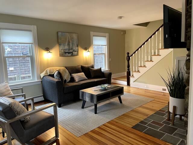 Charming Cottage in Jamestown gallery image 2