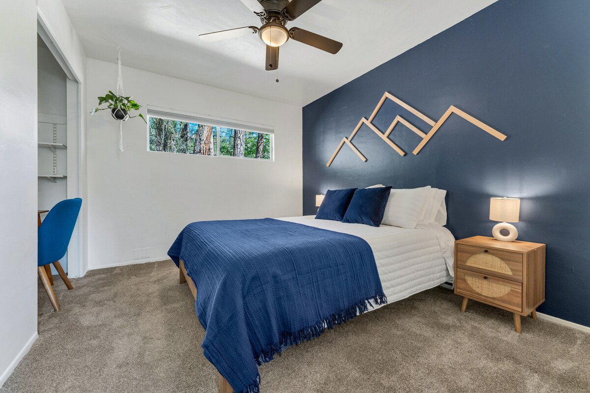 "Eneo la milima" katika chumba chetu cha Bluu. 