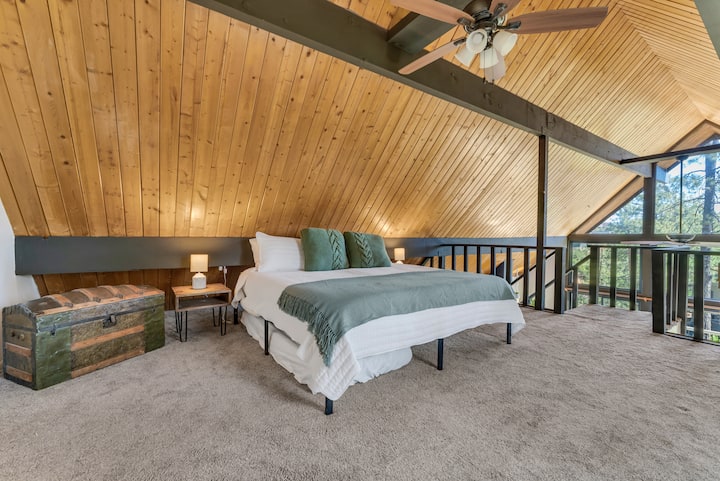 Nuestro acogedor loft principal del dormitorio, hay un pequeño colchón doble que podemos sacar para ese séptimo huésped.