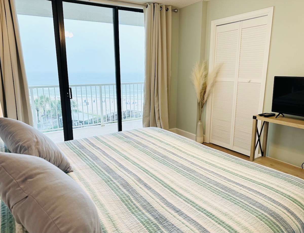 Chumba kikubwa cha kulala na ufikiaji wa roshani ya kibinafsi