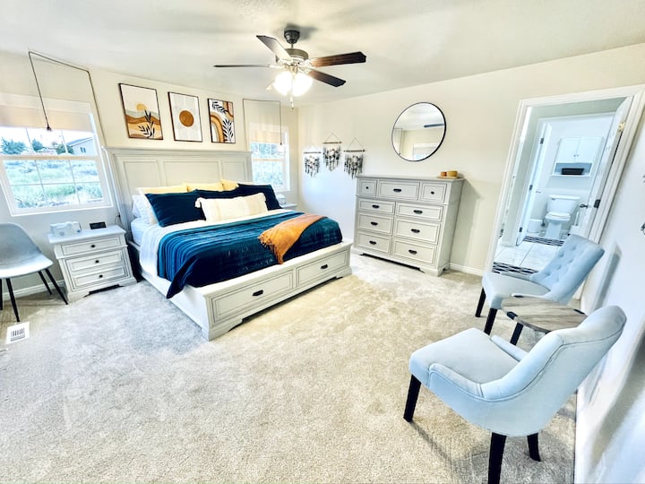 Dhomë gjumi kryesore me krevat dopio "King", banjë të madhe dhe hapësirë për t 'u ulur.