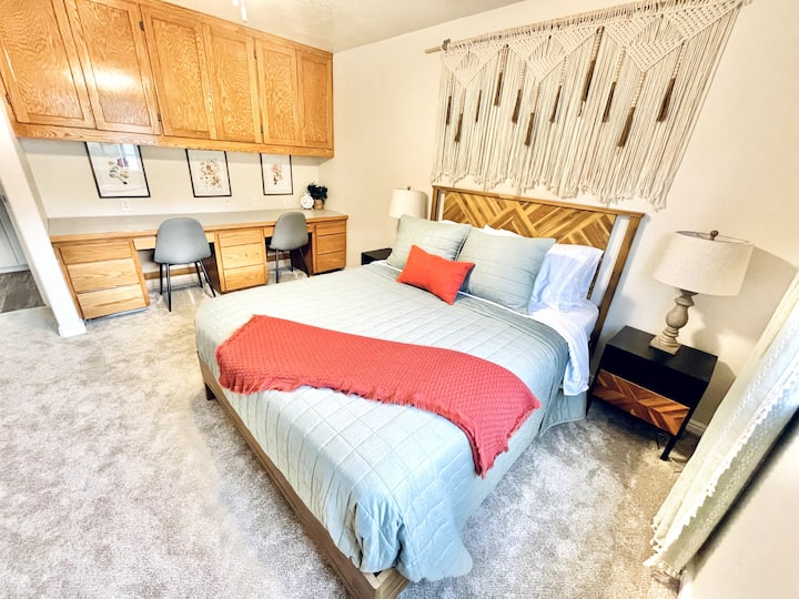 Dhoma e gjumit #2.
Krevat dopio "queen", hapësirë e madhe për punë.