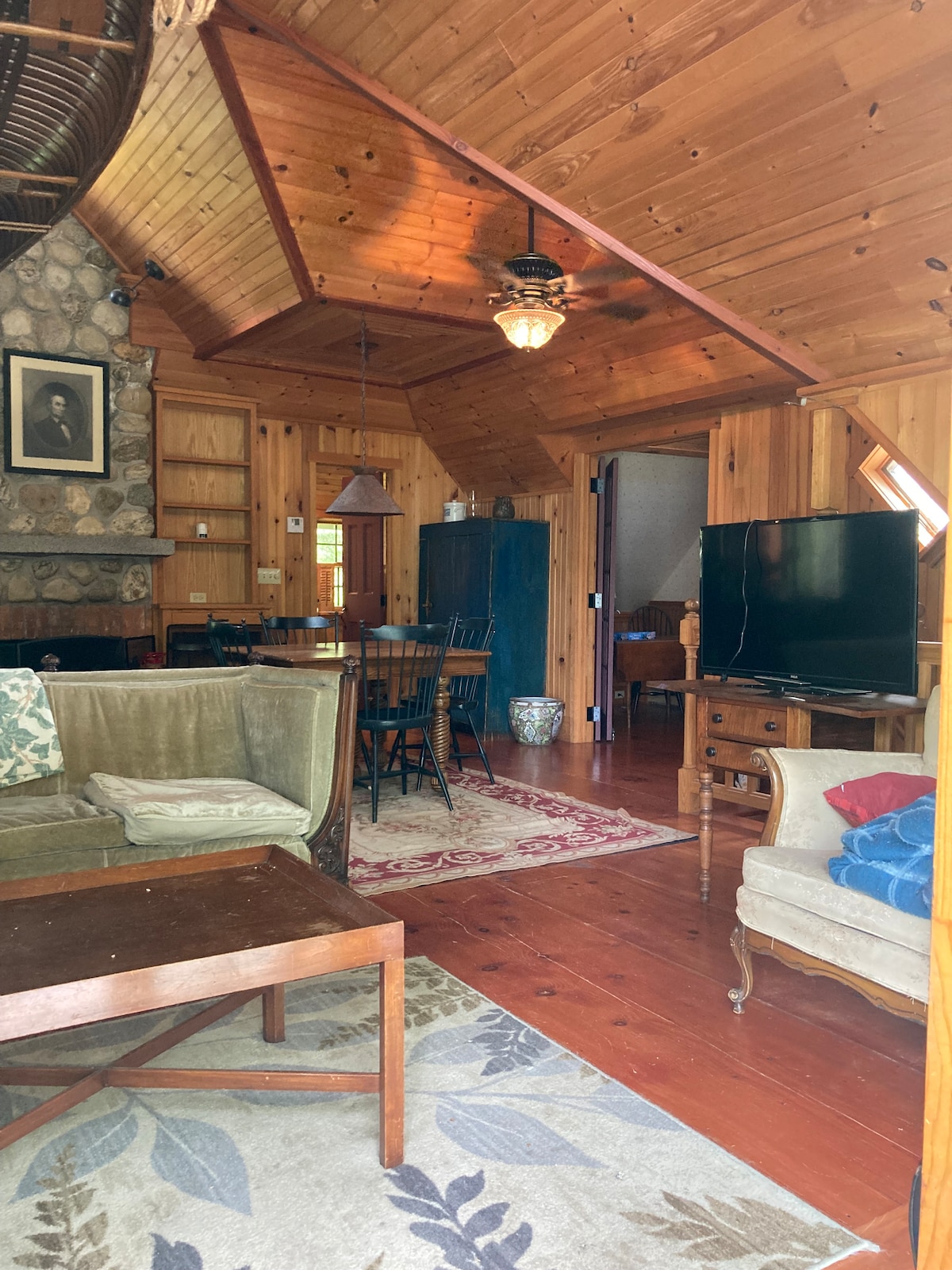 Pohľad na otvorený obývací priestor - do bočnej izby sa zmestí nafukovací matrac (k dispozícii) a rozkladacia pohovka pre dve osoby.  