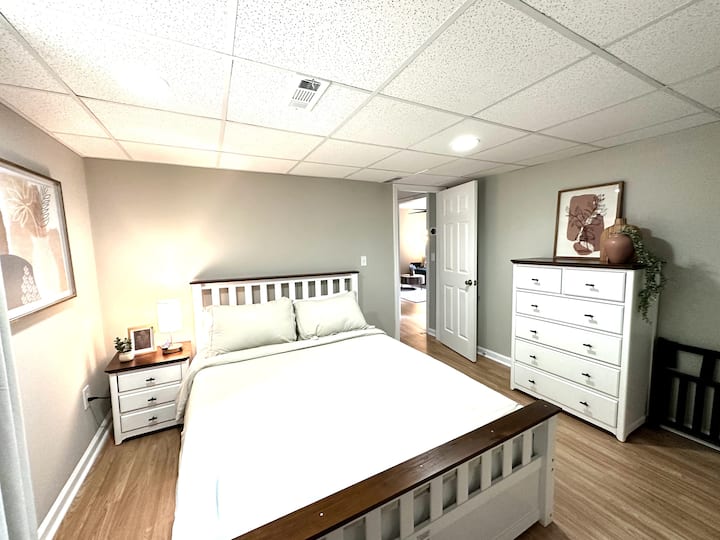 Pohodlná manželská posteľ Queen s novým luxusným matracom a super mäkkou posteľnou bielizňou. Pevné aj mäkké vankúše, aby každý mohol pohodlne spať.