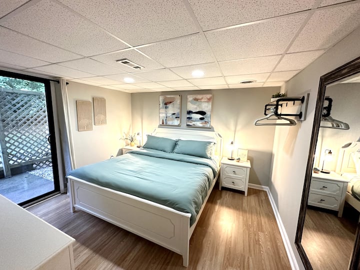 Luxusná manželská posteľ King, super pohodlný matrac a ultra mäkká posteľná bielizeň. Pevné aj mäkké vankúše, aby sa všetci cítili pohodlne.