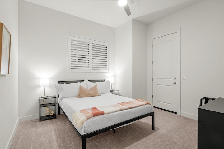 Dormitorio de invitados con cama tamaño queen