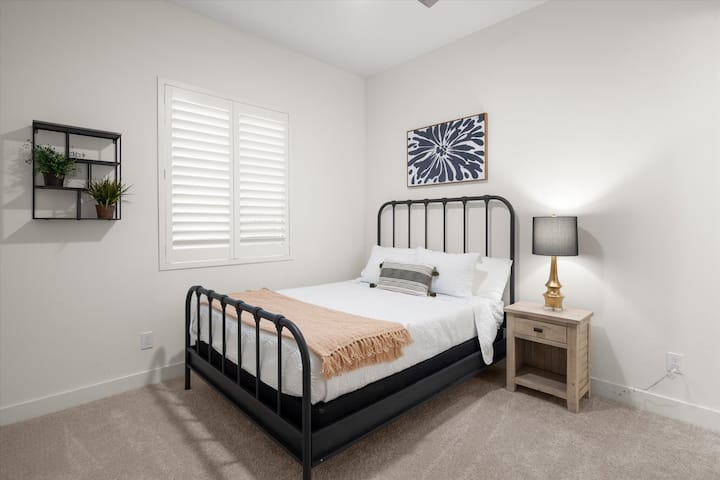 Habitación con cama tamaño queen