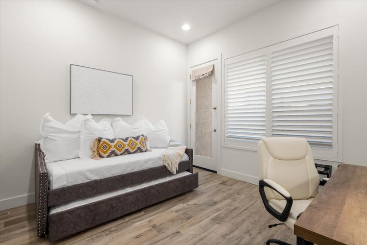 Oficina y cama de día (dos camas individuales). Patio privado adjunto.