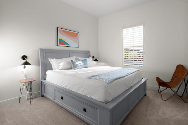 Dormitorio con cama tamaño king secundario