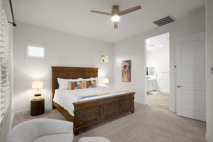 Dormitorio principal (cama tamaño king).