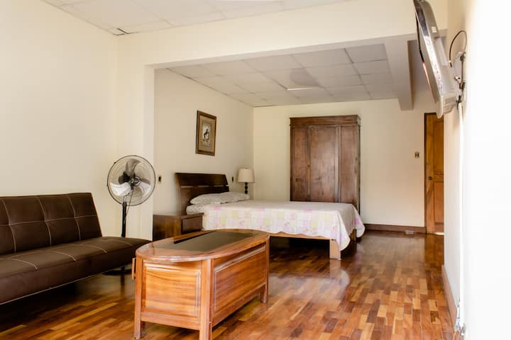 主卧，有沙发床