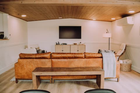 Stylish & Cozy Home - Newly Renovated