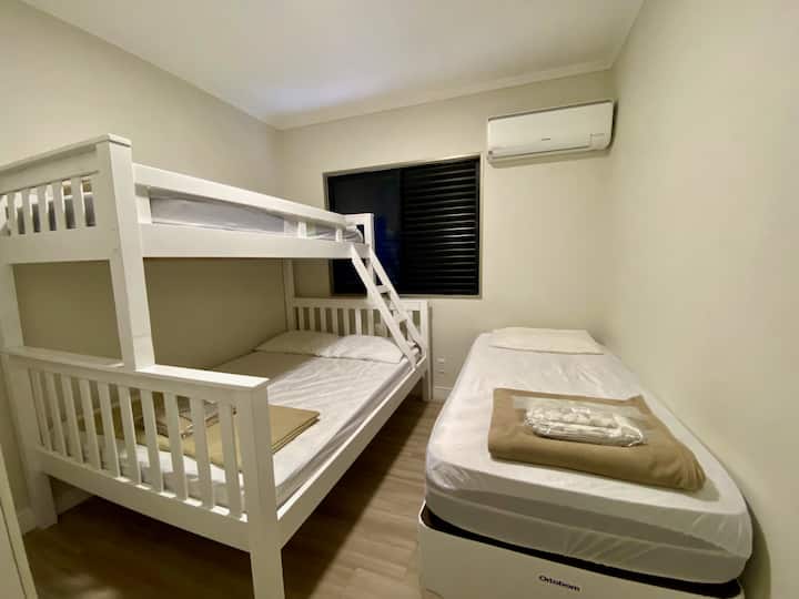 Ოთახი 2 - (შუა) ტელევიზორი და კონდინციონერი.