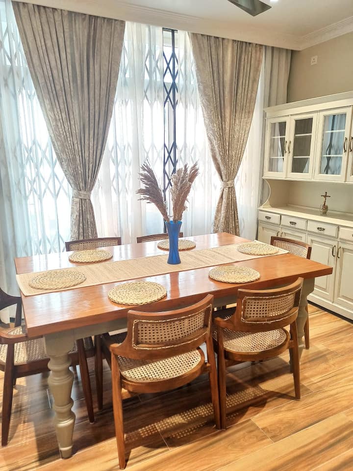 Dining area image 1