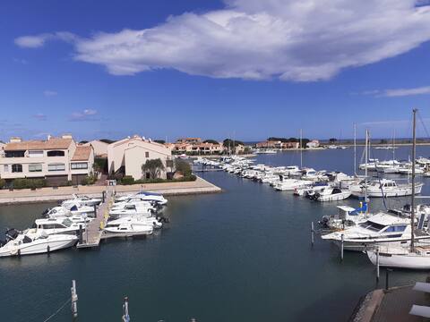 Top performing Airbnb: 2nd floor mezzanine apartment with pool. in Saint Cyprien