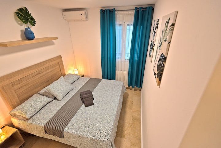 Chumba cha kulala 1 na kitanda kikubwa cha watu wawili 160 x 200 cm, kiyoyozi, radiator ya joto, WARDROBE, vivuli vya dirisha, sakafu ya marumaru.