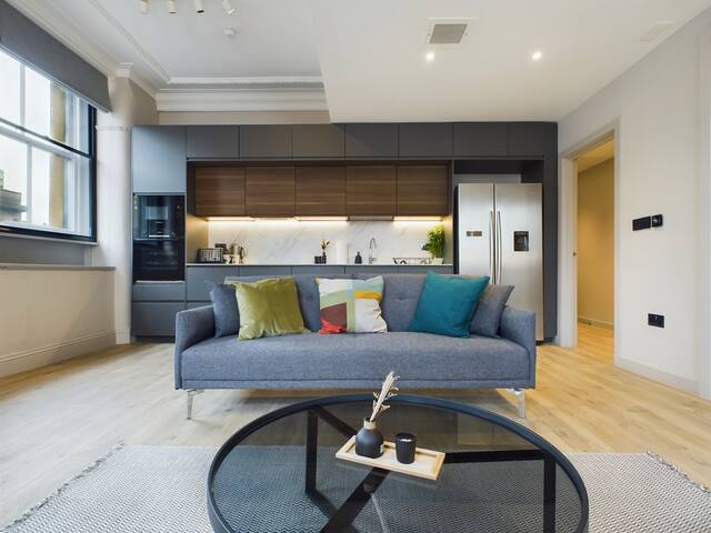 Luxury | Stylish City Centre Apartment gallery image 3