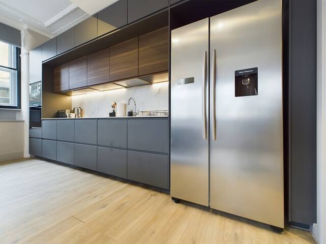 Luxury | Stylish City Centre Apartment gallery image 5