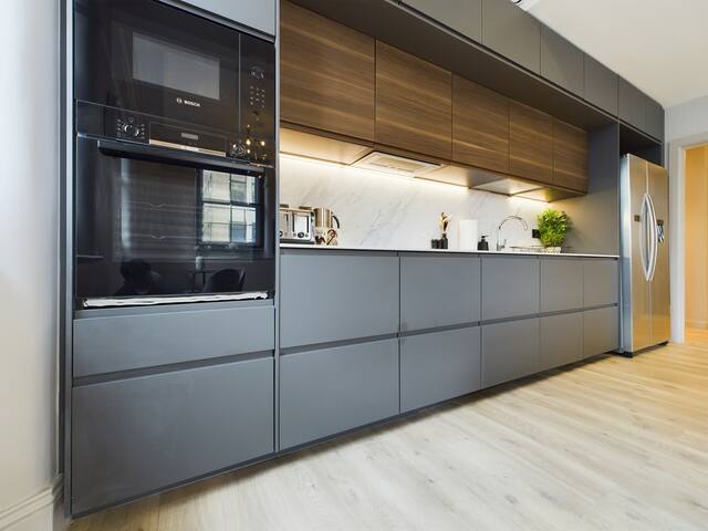 Luxury | Stylish City Centre Apartment gallery image 4