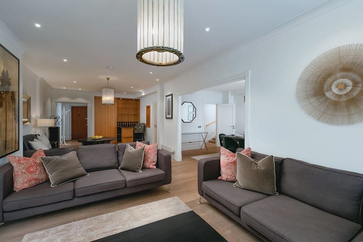 -|-Luxury n’ Spacious AirCon 4 Bed 4,5 Bath App-|-