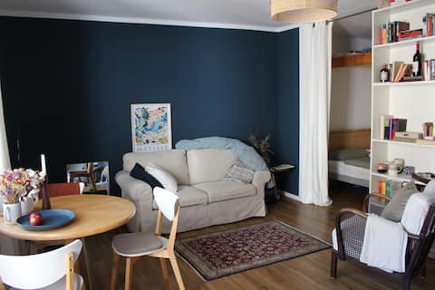 Top performing Airbnb: Studio apartment with balcony in Neustadt/Süd