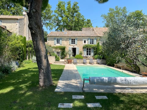 Charming Provençal farmhouse in Paradou (Alpilles).