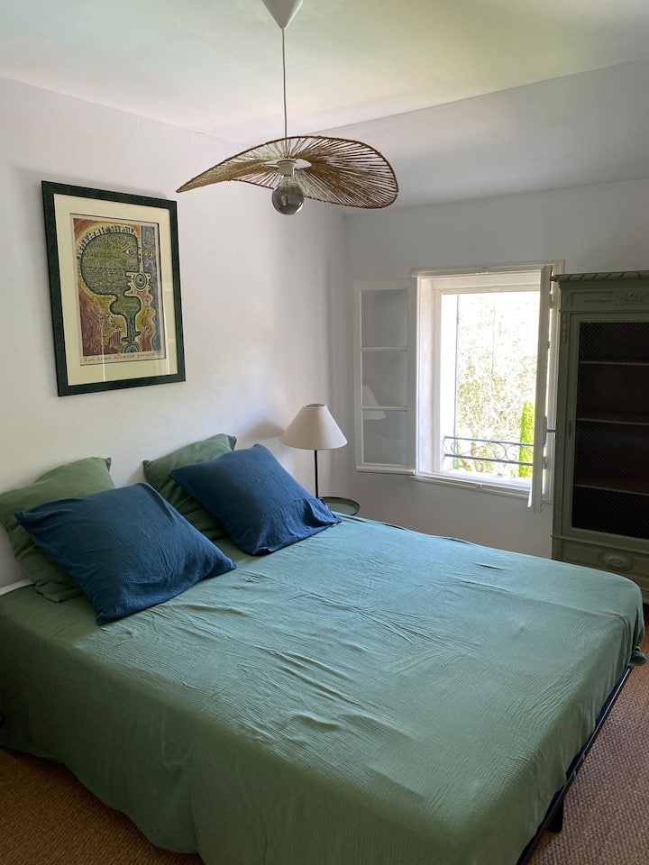 سرير 160 (ماركة إيما) - غرفة ملابس - إطلالة على الحديقة