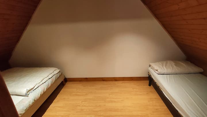 chambre 3 (à l'étage)
composée d'un petit  lit double et d'un lit simple, attention cette chambre est aveugle et n'est accessible qu'en traversant l'autre chambre de l'étage