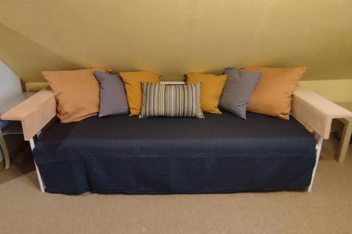 Spavaća soba ( 4 ) 

Dnevni krevet velike je veličine 220 cm x 90 cm!!

U istom bi prostoru bilo dovoljno prostora za dječji putni krevetić (dostupan je) ili drugi madrac.
