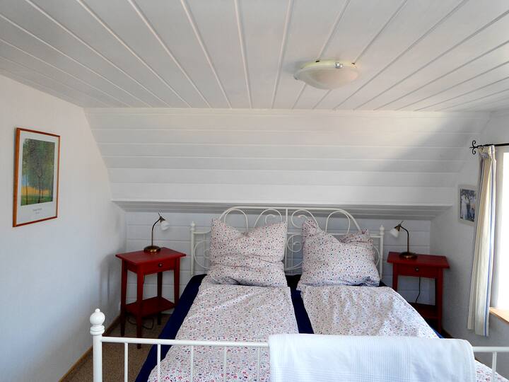 Родителска спалня с двойно легло (и бебешко креватче).