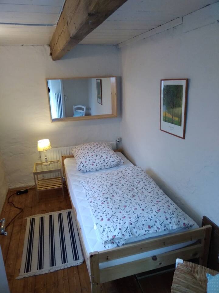 Стая на приземния етаж с единично легло.