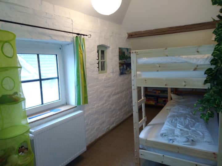 Двуетажно легло в тройна стая.